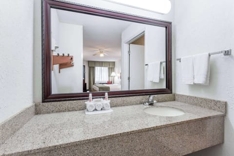 Combined shower/tub, free toiletries, hair dryer, towels