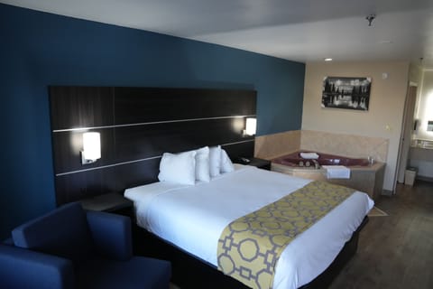 Deluxe Room, 1 King Bed, Non Smoking | Iron/ironing board, free WiFi, bed sheets