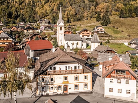 Shrub, Garden, Yard, Landscaping, Driveway, Villa, Hacienda, Farmhouse, Balcony, Eco Hotel