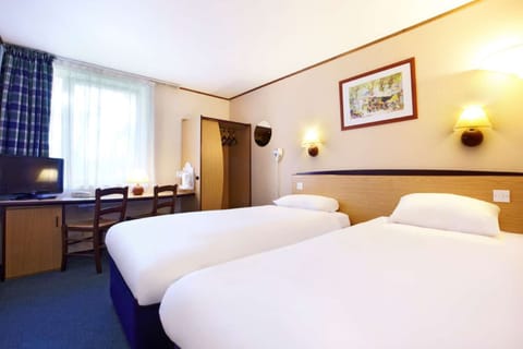 Standard Twin Room | Desk, laptop workspace, iron/ironing board, free WiFi