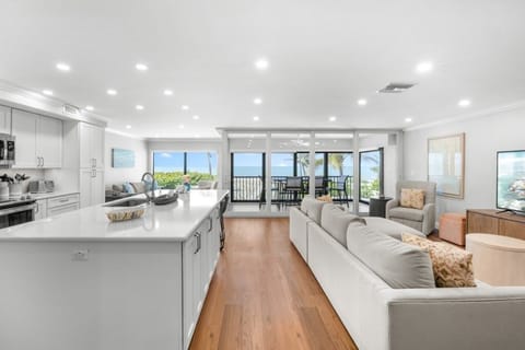 Condo, 2 Bedrooms | Living area
