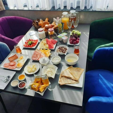 Free daily continental breakfast