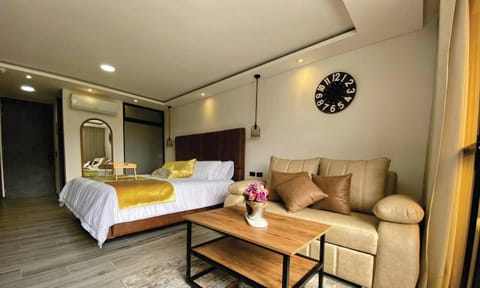 Business Suite | In-room safe, soundproofing, iron/ironing board, free WiFi