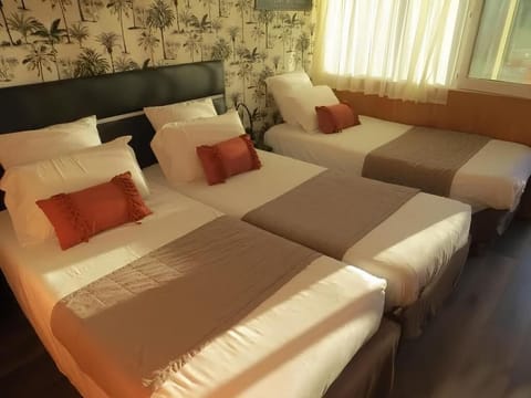 Triple Room | Desk, free WiFi