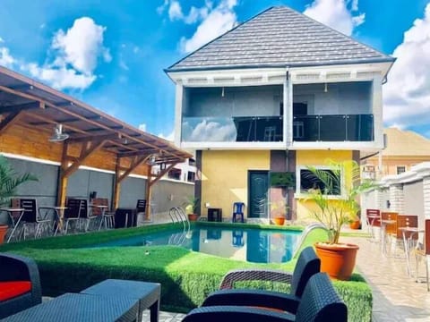 Swim-up bar