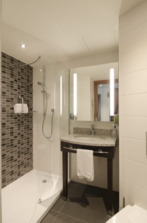 Combined shower/tub, free toiletries, hair dryer, bathrobes