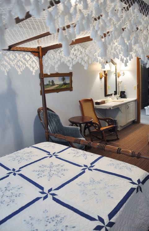 Deluxe Room, 1 Queen Bed | Individually decorated, individually furnished, free WiFi