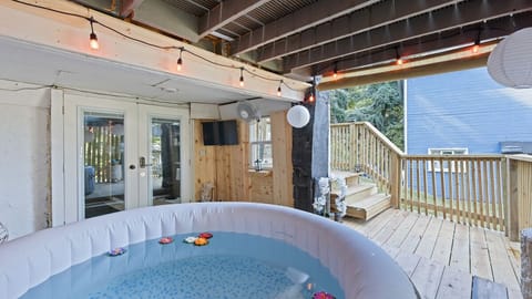 outdoor hot tub with jets 
