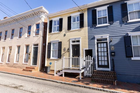 Cozy on Cornhill is located just one block from the Annapolis City Dock and 2 blocks to the Naval Academy.