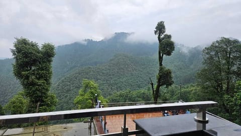 Basic Room, Hill View | Living area