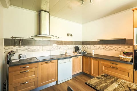 Double Room, Balcony, City View | Private kitchen | Oven