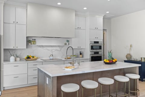 Casual dining made easy at the kitchen counter.