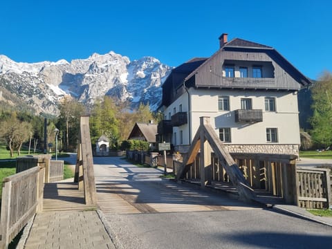 Vila Zora in spring, Jezersko. © Anja Karničar