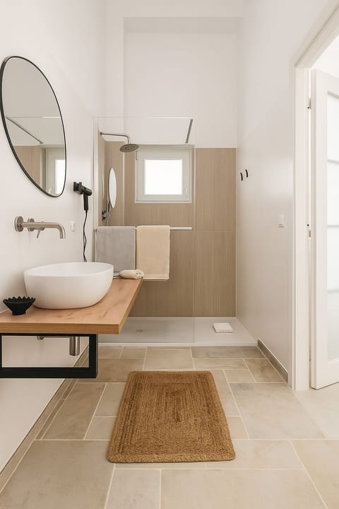 Superior Room, 1 King Bed, Pets Allowed | Bathroom | Shower, hair dryer, towels, soap