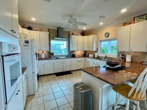 large kitchen, bar seating