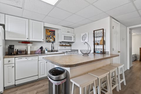 Duplex, 2 Bedrooms | Private kitchen | Coffee/tea maker, fridge, oven, toaster