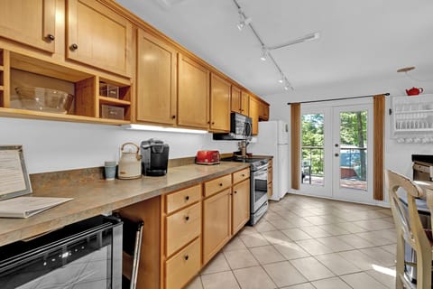 From morning coffee to dinner prep—it’s all right here.