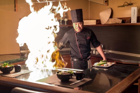 3 restaurants, breakfast, lunch, dinner served; international cuisine