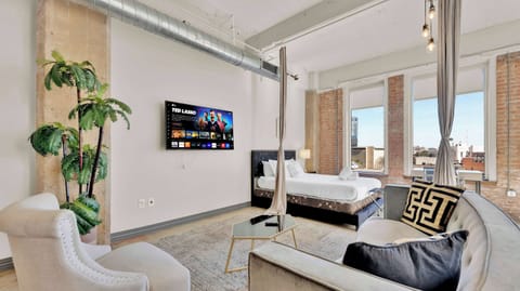Chic Urban Retreat: Stylish decor, panoramic views, and modern amenities await your stay!