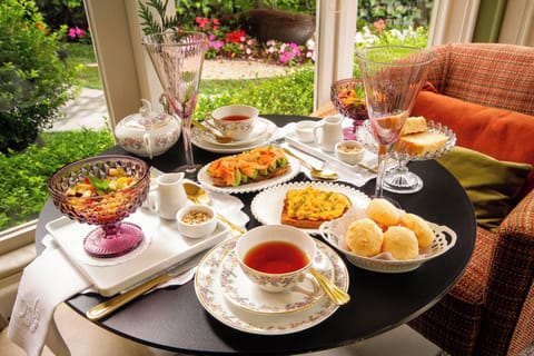 Free daily self-serve breakfast