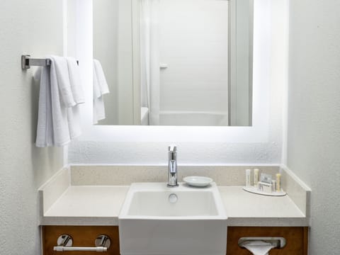 Combined shower/tub, free toiletries, hair dryer, towels