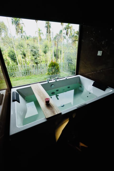 Deluxe Suite, Balcony, Garden View | Jetted tub