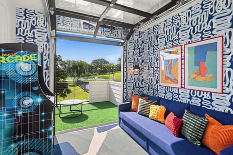 4th Floor Lounge Area with Arcade Game, Smart TV and Deck!
