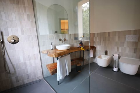 Classic Double or Twin Room | Bathroom | Free toiletries, hair dryer, bidet, heated floors