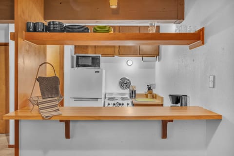 Condo, 1 Bedroom | Private kitchen | Fridge, oven, coffee/tea maker, toaster