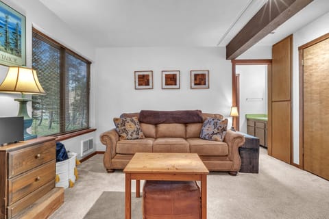 Condo, 1 Bedroom | Living area