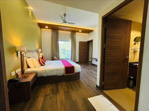 Luxury Suite | Iron/ironing board, free WiFi