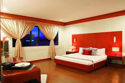 Deluxe Room, 1 King Bed, Non Smoking | Desk, blackout drapes, rollaway beds (surcharge), WiFi (free)