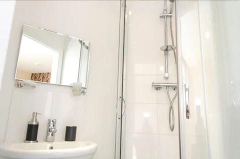 Shower, free toiletries, towels