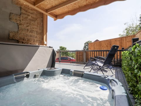 Cottage | Outdoor spa tub