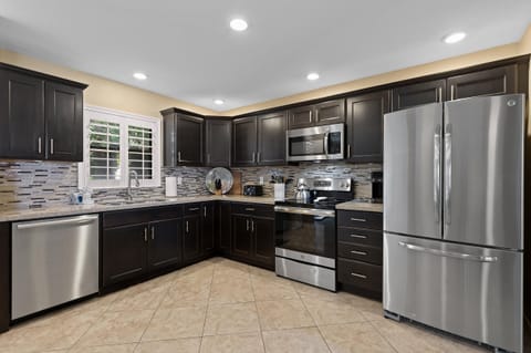 House, Multiple Beds (Pelican's Cove) | Private kitchen | Oven, toaster