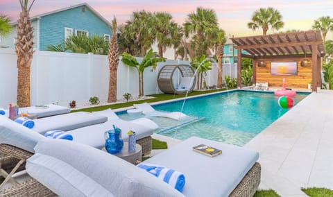 Soak up the Florida sun on plush pool loungers, unwind in the daybed cabana, swim in the heated pool, or catch the game on the 75" outdoor TV in the sunken lounge.