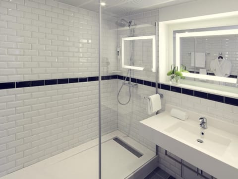 Deluxe Room, 1 Double Bed | Minibar, in-room safe, desk, soundproofing