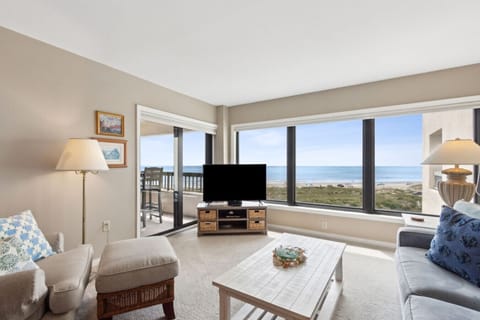 Living room with spectacular ocean view!