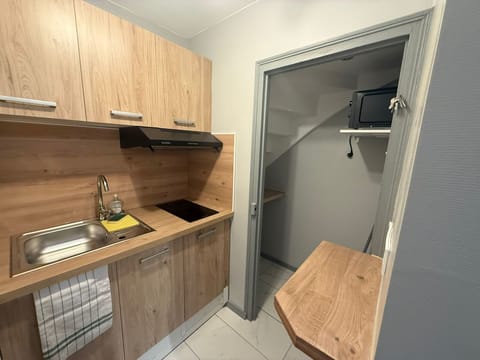 Classic Studio | Private kitchen | Microwave, stovetop, espresso maker, cookware/dishes/utensils