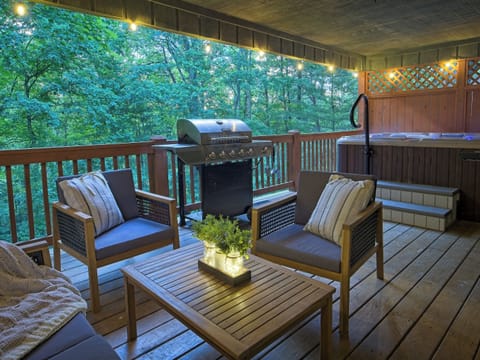Fire up the grill, dine on deck, then later ease into the hot tub under the glistening string lights. Your evenings start here.