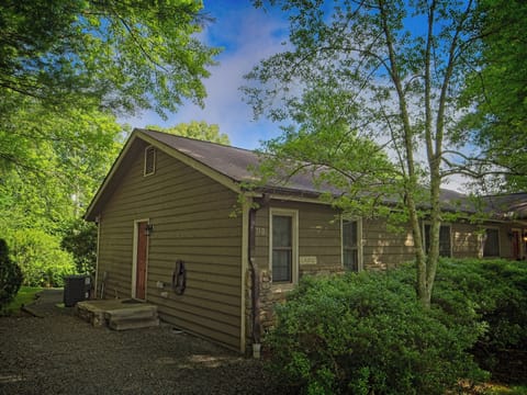Pull up to 31B, and the red door tucked into the treeline already feels like the right call — grab your bags, walk right in. 2 steps to the landing, then a single living floorplan awaits. 