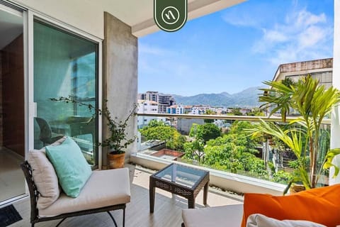 Terrace with mountain views to the city