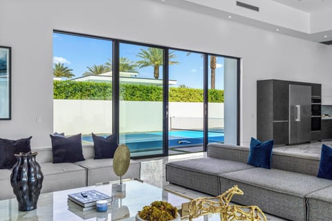 Fleetwood slideaway doors seamlessly blending indoor & outdoor living.