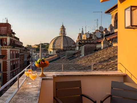 Superior Suite, 1 King Bed, Terrace, City View | Premium bedding, minibar (free items), in-room safe, desk