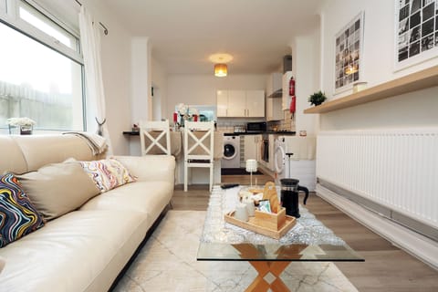 Full-size fridge, microwave, oven, stovetop