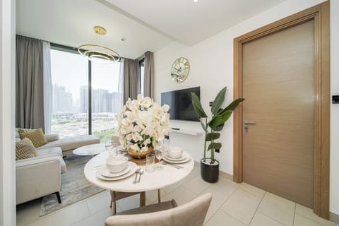 Luxury Apartment, Balcony, City View | In-room dining