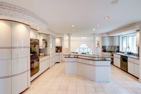 House (6 Bedrooms) | Interior