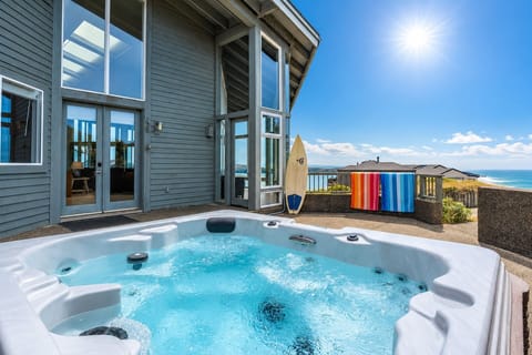 Brand new hot tub, Ocean view!
