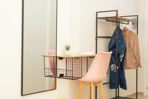 Comfort Room, 1 Queen Bed | In-room safe, desk, laptop workspace, soundproofing