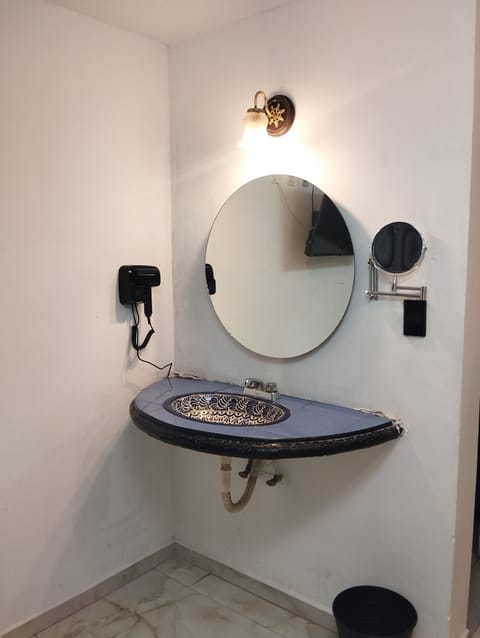 Comfort Double Room | Bathroom | Shower, soap, shampoo, toilet paper